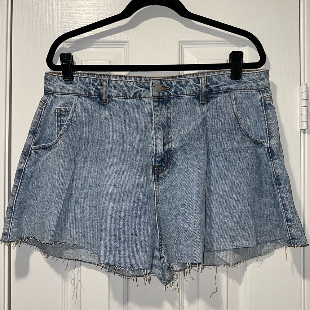 AND NOW THIS - High waisted denim trumpet style shorts Size 32